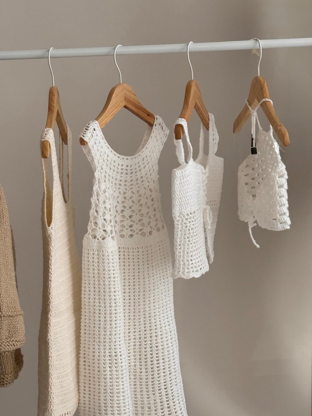 Vêtements au crochet suspendus sur un portant